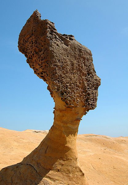 여왕머리 바위 측면 또는 후면
